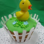 Cupcake decorado con pollito hecho con mazapán de leche