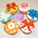 Cupcakes del curso como decorar cupcakes con fondan como cajitas de regalo del Club de Reposteri