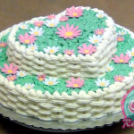 Torta de cumpleaños decorada como canasta de flores por Club de Reposteria